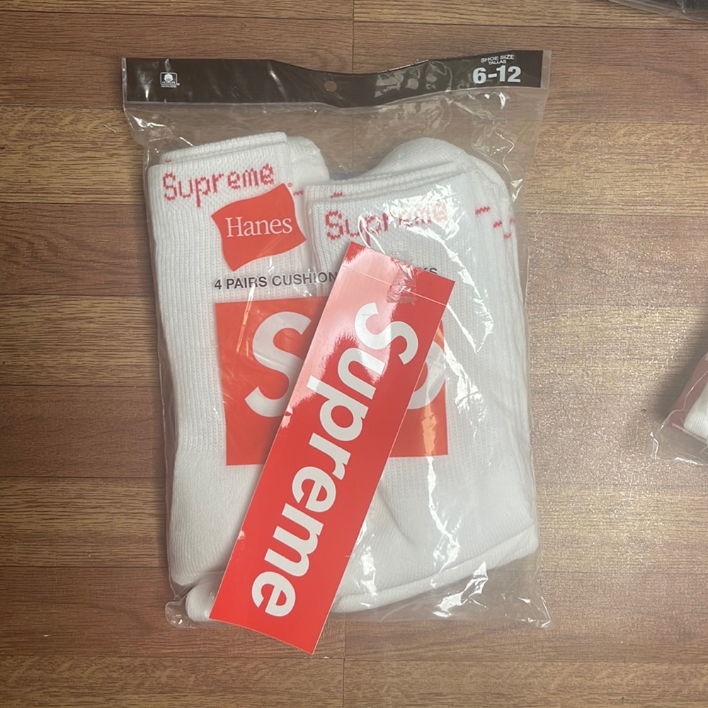 Supreme tube socks white